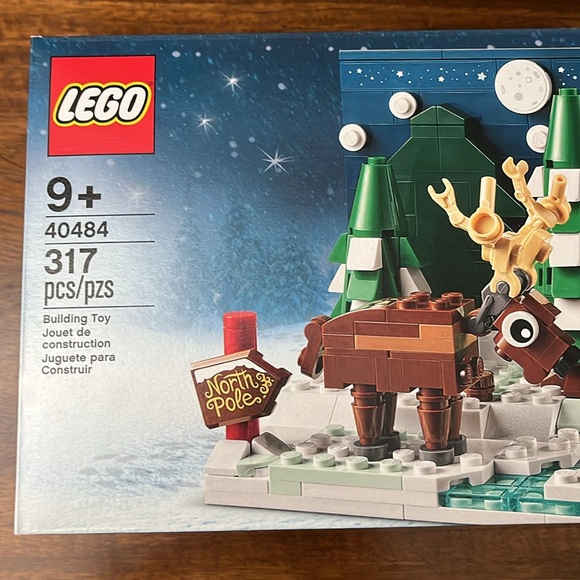 LEGO Christmas Special Edition set - Santa’s Front Yard - Picture 2 of 7